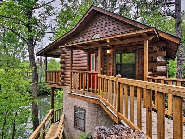 Curl up in this cozy studio cabin outside of Sevierville!