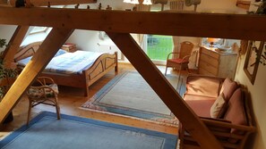 Schlafzimmer mit Sitzgruppe