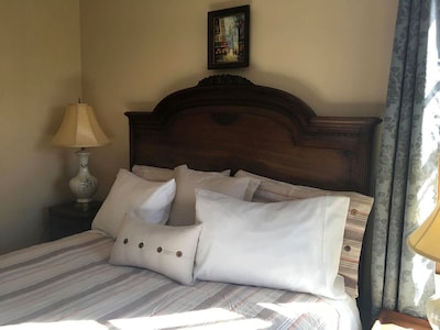 Williston Village  INN-Cherry room with queen size bed for 2 people