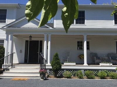 Williston Village  INN-Cherry room with queen size bed for 2 people