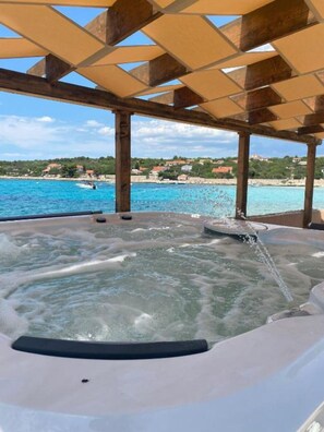 Outdoor spa tub