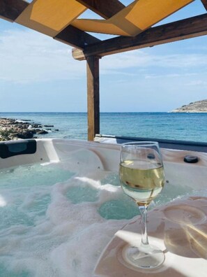 Outdoor spa tub