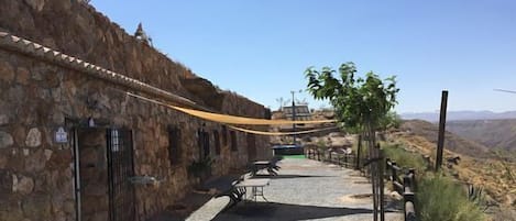 Terraza-mirador y al fondo piscina desmontable de temporada