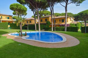 House with community garden and pool 500 mts from the Playa de Pals.