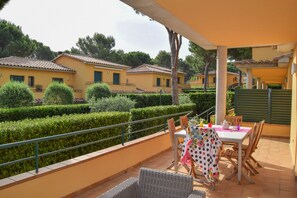 House with community garden and pool 500 mts from the Playa de Pals.
