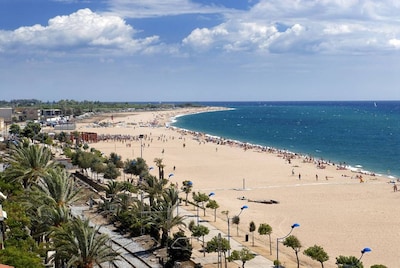 Apartamento con balcón en el centro del pueblo y playa Costa Brava y Barcelona