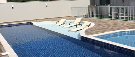 Piscina grande, anexo a prainha e piscina infantil.