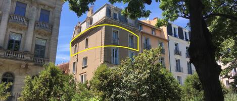 Large apartment overlooking the Park Des Poetes in Beziers.