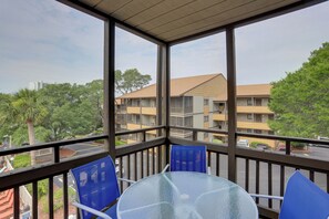 Screened Balcony | Outdoor Dining
