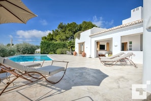 avec piscine privée et terrasse