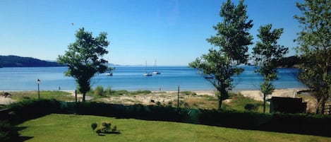 Vista del jardín y la playa con la bahía de Sardiñeiro al fondo 