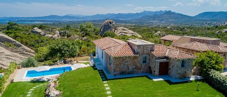 Meravigliosa villa con piscina privata in affitto a San Teodoro.