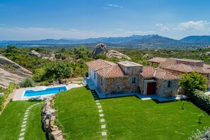 Wunderschöne Villa mit privatem Pool in San Teodoro zu vermieten.