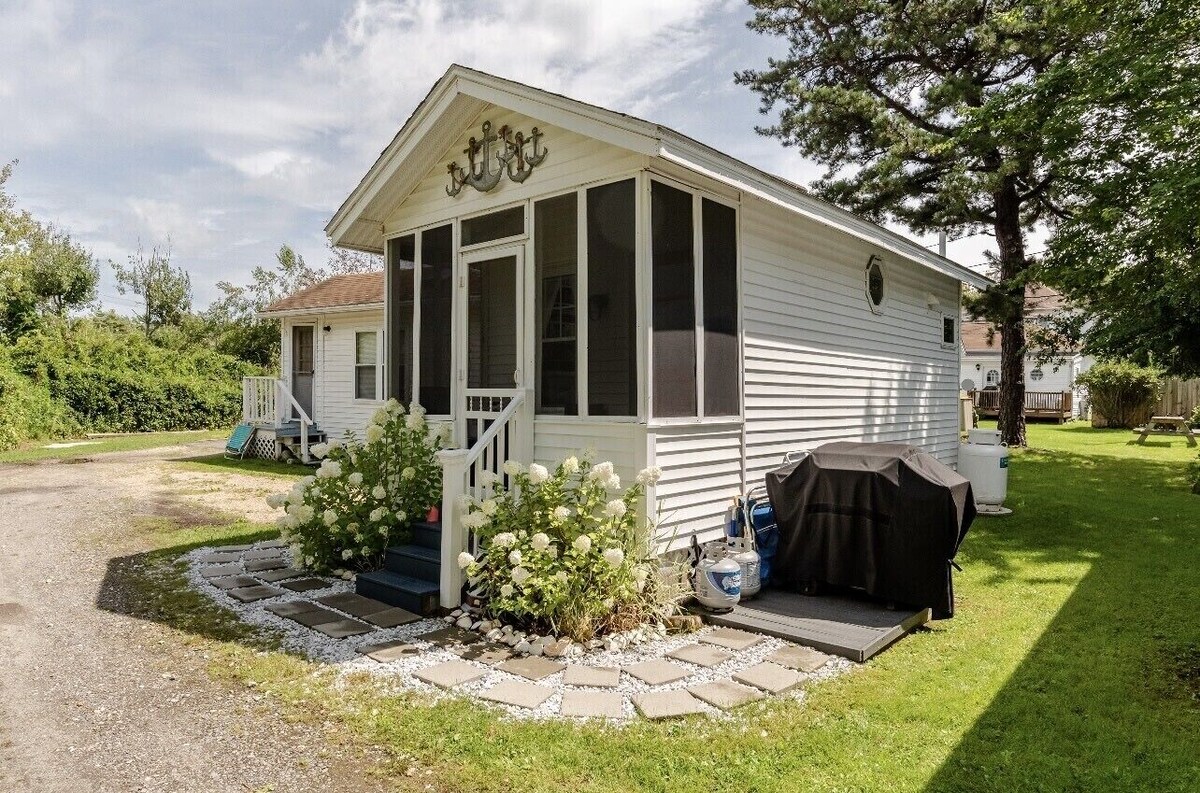 Charming Pine Point OOB Beach Cottage Tiny House, Steps away from the beach