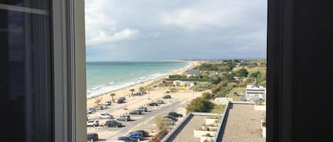 vue panoramique du séjour sur la plage et la baie