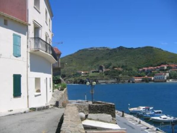 Sea view. L'appartement est situé sous le balcon en fer forgé.