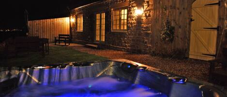 Lantern Cottage and hot-tub after dark