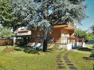 Single villa with large garden in a residential area.