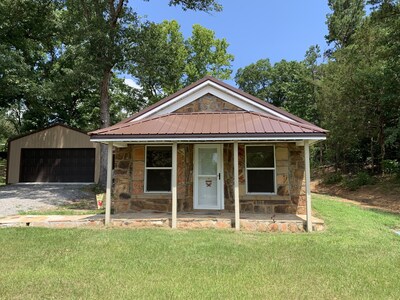 The Rose Creek Cottage, at base of Petit Jean Mountain sleeps 4 NO cleaning fee