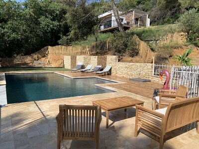 Gîte en bois climatisé sur pilotis avec piscine chauffée, annimaux accéptés