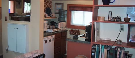 Equipped kitchen with microwave,two burner stove top,large toaster oven & fridge