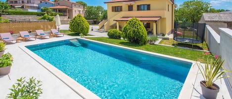 Villa Nino mit Pool