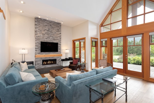 Living room and patio overlooking the 16th fairway of Nicklaus North Golf Course