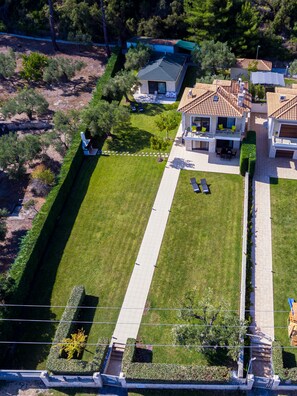 Garden and two villas
