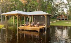 Peaceful lake house, huge screened in room with fan, sundeck with patio chairs