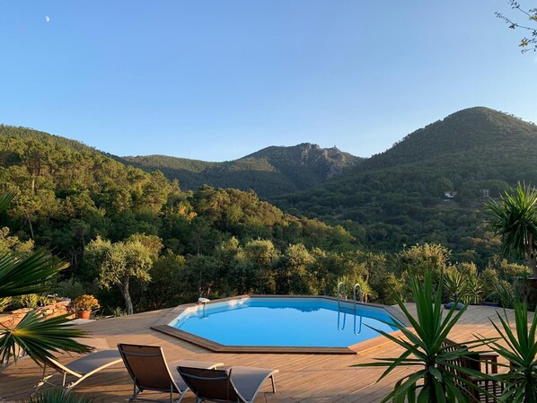 Vue sur le mont vinaigre depuis la piscine