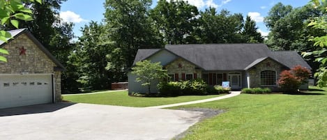 Mountain Getaway-Beautiful Nittany Ridge Setting in the Forest. Close To PSU!