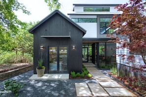 The House of Yes- Luxury Urban Farm House. Walking distance to downtown (34)