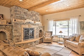 Living Room | Fireplace