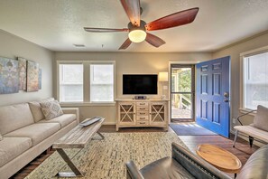 Living Room | Free WiFi | A/C | Smart TV