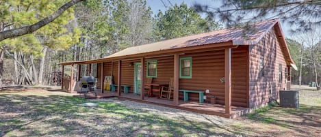 Broken Bow Vacation Rental | 3BR | 2BA | 1,100 Sq Ft | Steps Required