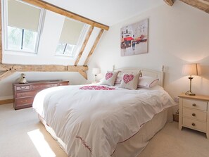 Sumptuous double bedroom | Norwood Barn, Wormshill