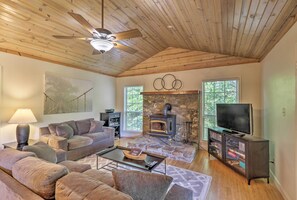 Living Room | Free WiFi | Smart TV | Central A/C & Heat