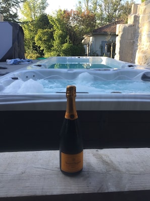 Outdoor spa tub