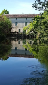 Cottages en bord de rivière et moulin à eau à Pons avec piscine / spa chauffé