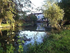 Le moulin Chaillou sur La Seugne sur son chemin privé en route au boulangerie 