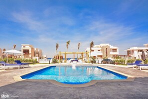 Pool and sea view 