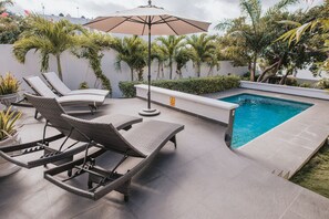 Pool terrace with sunbeds & umbrella. Terraza, alberca, camas de sol y sombrilla