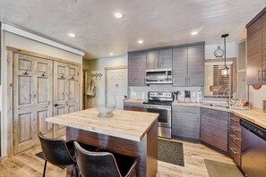 Fully stocked modern kitchen. Coffee maker, toaster oven, electric water kettle.