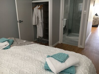 Luxurious new accommodation in the heart of town, 2 bed 2 bath fully equipped.