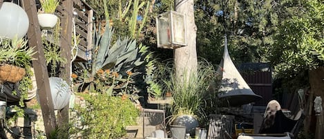 Communal hot tub & fire pit area