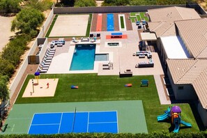 [Backyard] Enjoy the pool, spa, and outdoor courts