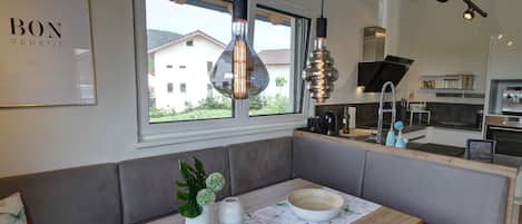 Ferienwohnung für 2-5 Personen, 2 Schlafzimmer mit Terrasse und Balkon, 75 m²-Wohnküche