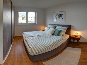 Ferienwohnung für 2-5 Personen, 2 Schlafzimmer mit Terrasse und Balkon, 75 m²-1. Schlafzimmer