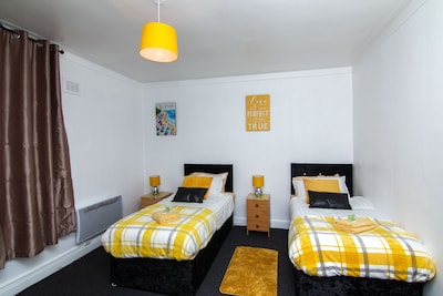 Leeds City Centre House Sleeps 8 Comfortably