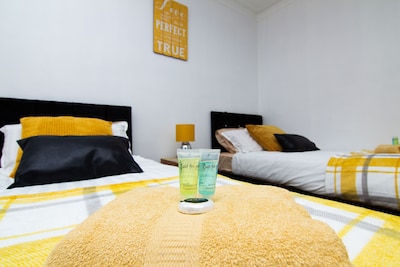 Leeds City Centre House Sleeps 8 Comfortably